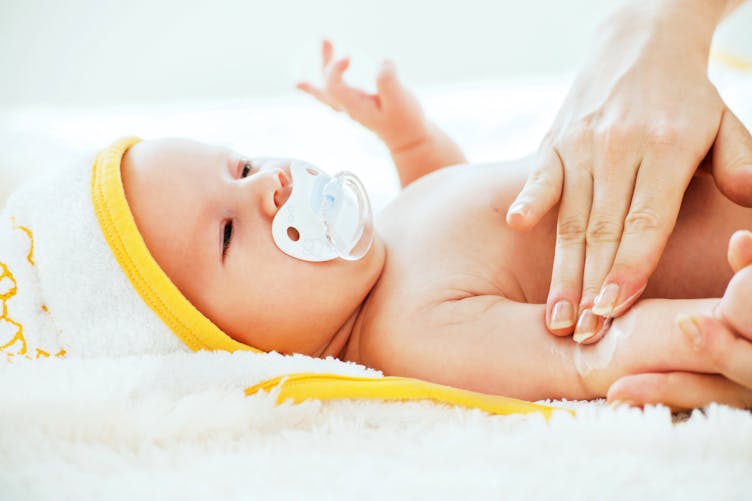 Hygiène du bébé garçon : doit-on le décalotter ?