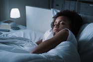 Minceur : la lumière artificielle nocturne favorise la prise de poids chez la femme