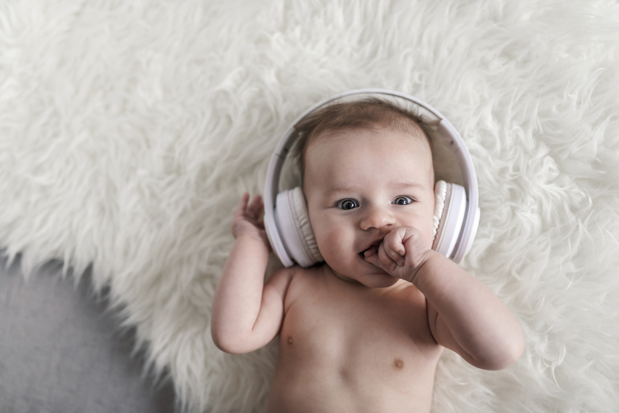 Белый звук для младенца. Дети СЛУШАЮТ музыку. Музыкотерапия фото детей. Baby Music. Малыши СЛУШАЮТ музыку картинка.