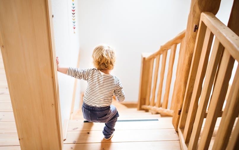 Escalier Bebe Quand Monter Et Descendre Les Marches Parents Fr Escalier Bebe Quand Monter Et Descendre Les Marches Parents Fr