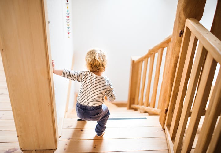 Escalier bébé : Quand monter et descendre les marches ?