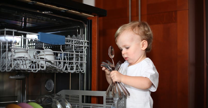 enfant vidant le lave-vaisselle