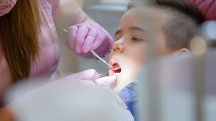 Un enfant de 7 ans se fait extraire de la bouche 526 dents