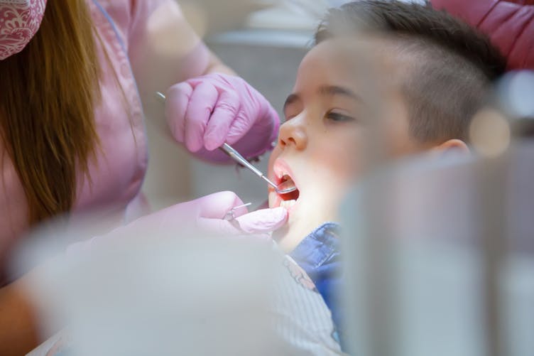 Un enfant de 7 ans se fait extraire de la bouche 526 dents