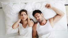 Pourquoi les femmes dorment-elles moins que les hommes ?