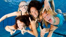 Déféquer dans une piscine publique : le nouveau défi stupide des ados en Espagne