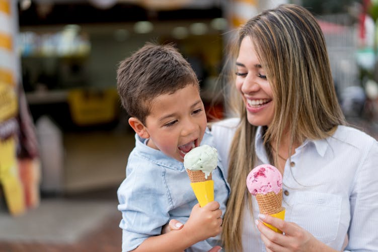 femme et enfant mangeant une glace