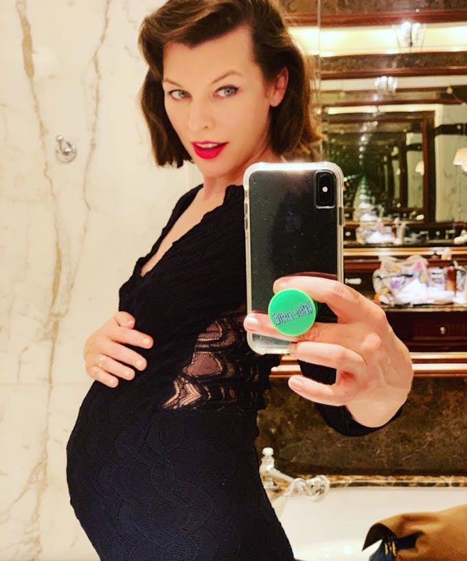 Milla Jovovich enceinte : la future maman affiche son baby bump en robe  fourreau (photos)