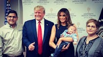 El Paso : les Trump posent tout sourire avec le bébé qui a survécu à la fusillade