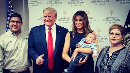 El Paso : les Trump posent tout sourire avec le bébé qui a survécu à la fusillade