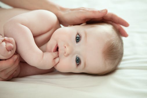 Syndactylie : bébé a les doigts collés