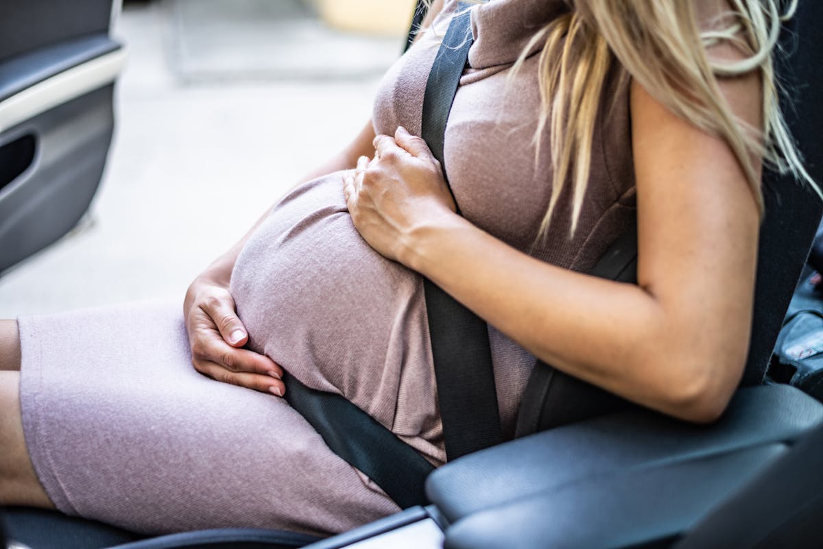 Un papa héroïque aide sa fille à accoucher dans la voiture Parents.fr