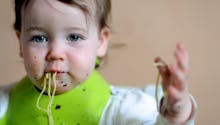 Crise des 2 ans : que faire si mon enfant refuse de manger ?