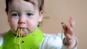 Crise des 2 ans : que faire si mon enfant refuse de manger ?