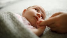 Bébés sans bras : une famille porte plainte contre X