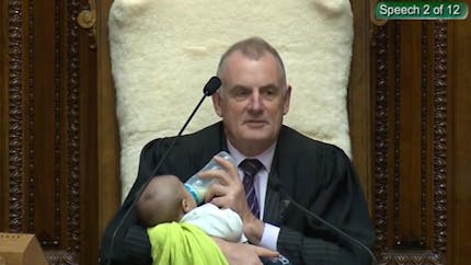 Nouvelle-Zélande : le président du parlement donne le biberon au bébé d'un député