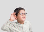 Surdité : elle décore les appareils auditifs des enfants pour les encourager à les porter