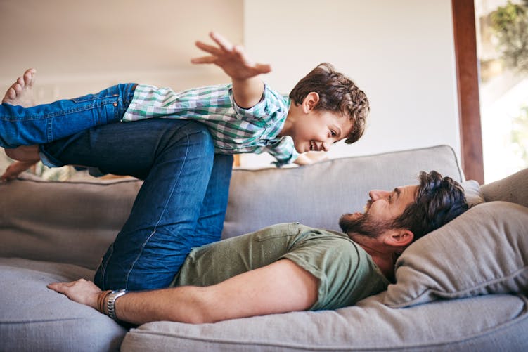 Pourquoi les pères sont souvent plus heureux et moins stressés que les mères