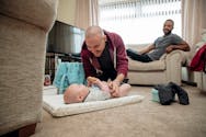 Royaume-Uni : la justice refuse le statut de père à un homme transgenre qui a accouché d’un bébé