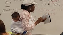 Une enseignante porte le bébé de son élève pendant trois heures pour qu’elle puisse suivre le cours (photo)