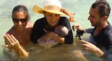 Elle filme son accouchement magique et naturel dans la mer et le partage sur internet