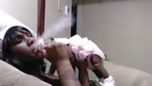 Une femme fume sur son bébé et le maltraite en direct sur Facebook, les internautes la dénoncent