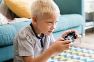 Ecrans : TV et jeux vidéo plus néfastes pour les performances scolaires qu’Internet et le smartphone