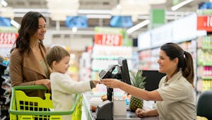 Supermarché : des parents alertent sur les dangers des tapis roulants aux caisses