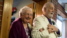 64 ans après avoir été amoureux au lycée, ils se retrouvent et se marient