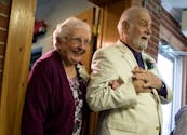 64 ans après avoir été amoureux au lycée, ils se retrouvent et se marient