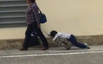 Une maman traîne son enfant endormi sur son cartable : la vidéo buzz
