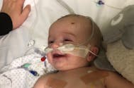 Le miraculeux réveil d'un nourrisson qui sourit à ses parents après cinq jours de coma