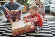 Noël : combien de cadeaux les parents comptent-ils acheter à leurs enfants ?