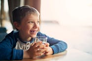 Boire plus d'eau améliore la capacité “multitâches” des enfants