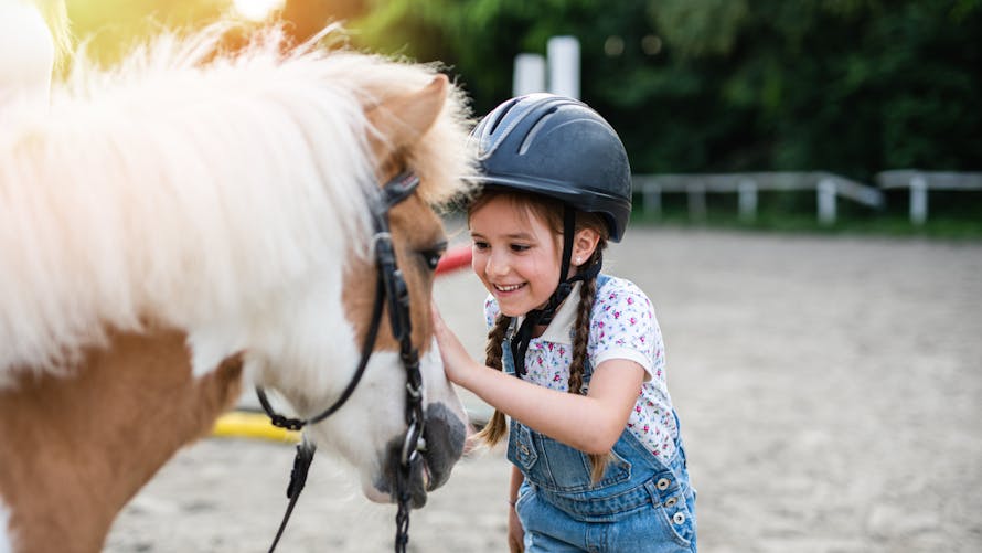 petite fille et son poney cours d'équitation