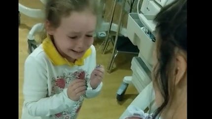 Une fillette voit sa petite sœur pour la première fois : découvrez sa réaction