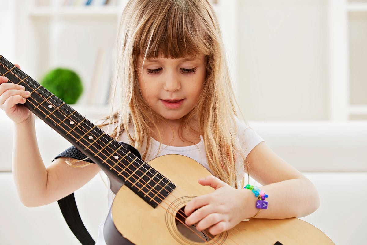 Jouer de la musique améliore les capacités de l'enfant !