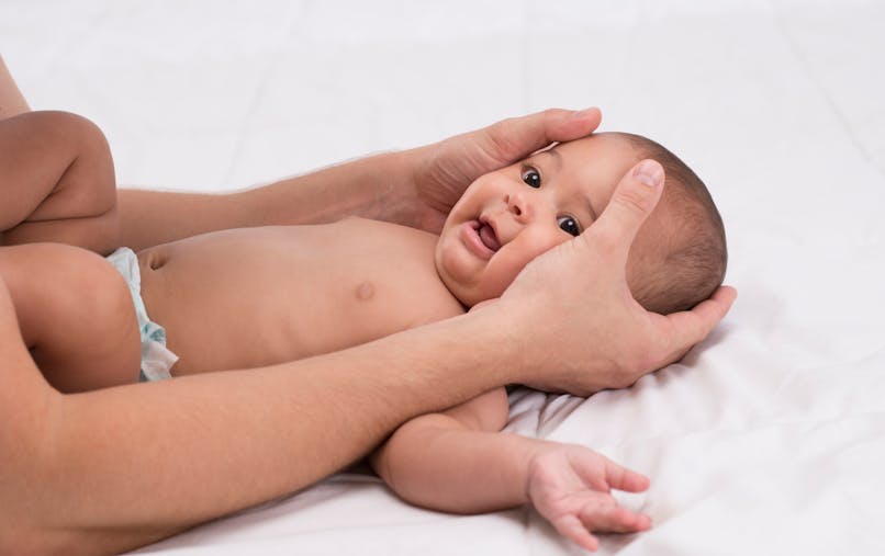 L Adorable Video D Un Bebe Qui Cesse De Pleurer Grace A Un Massage Cranien Parents Fr L Adorable Video D Un Bebe Qui Cesse De Pleurer Grace A Un Massage Cranien Parents Fr