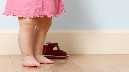 Pieds plats, pieds "en dedans"... mon enfant a-t-il un problème de pieds ?