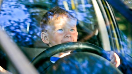 Elle laisse son fils de 6 ans conduire à 130 km/h sur l’autoroute, une enquête ouverte