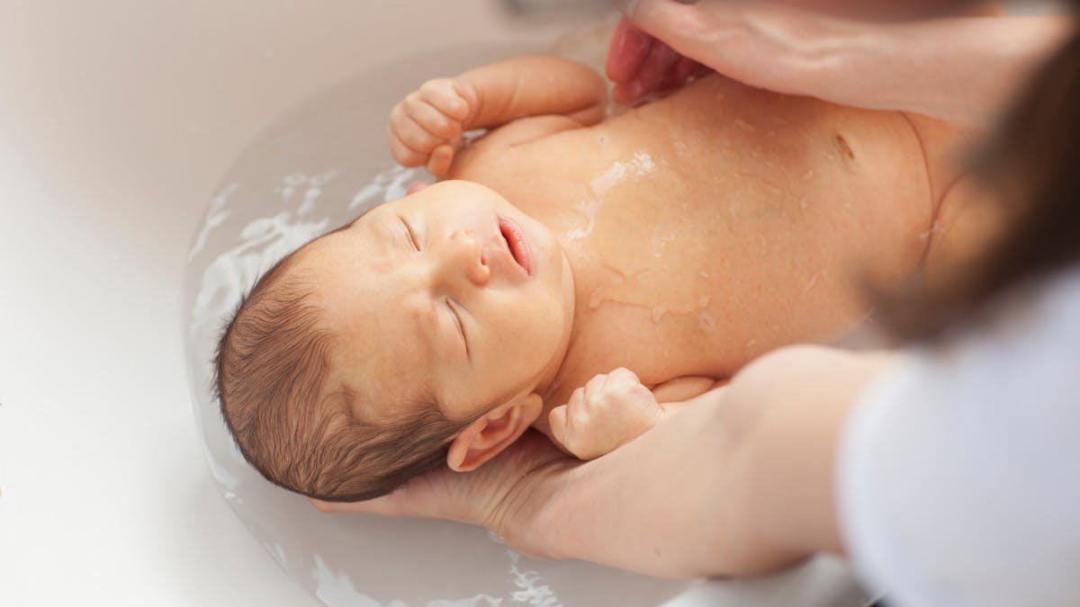 Le Thalasso Bain Bebe Pour Retrouver Les Sensations Du Ventre De Maman Parents Fr Le Thalasso Bain Bebe Pour Retrouver Les Sensations Du Ventre De Maman Parents Fr