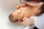 Le “Thalasso Bain Bébé de Sonia Krief”, puéricultrice, ou comment donner le bain comme personne