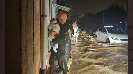 Inondations : un pompier héroïque sauve un bébé des eaux