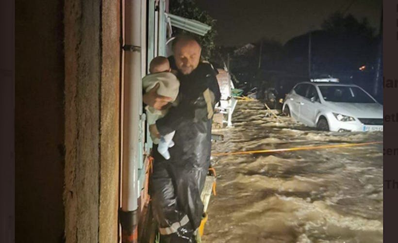 sauvetage bébé pendant les inondations