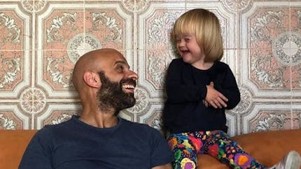 Italie : un père célibataire adopte une enfant trisomique après qu’elle ait essuyé 20 refus