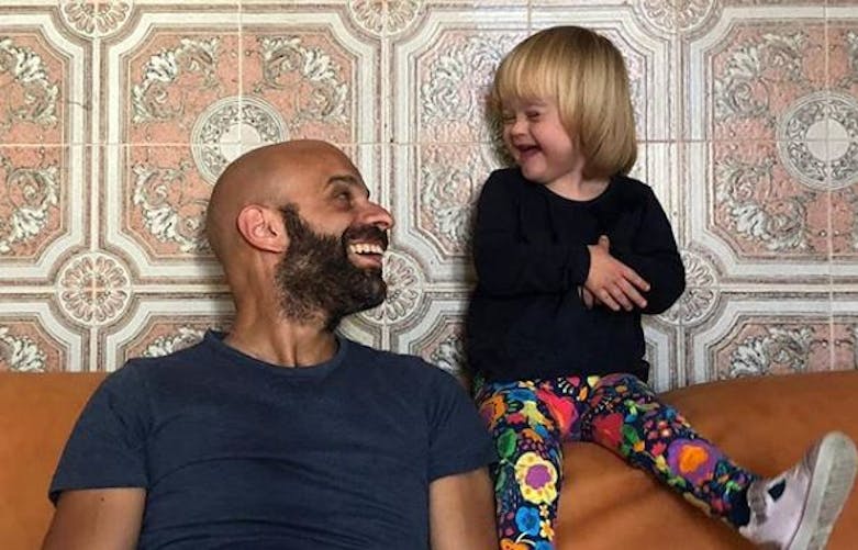 Italie : un père célibataire adopte une enfant trisomique après qu’elle ait essuyé 20 refus