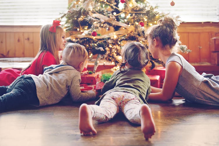 Enfants et sapin de Noël