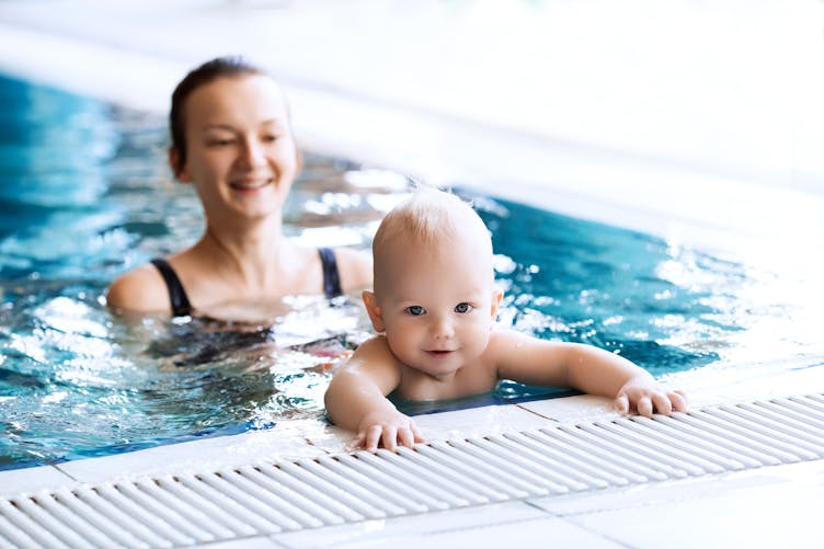 Tendance bébé nageur : pourquoi tout le monde emmène son bébé à la piscine ?