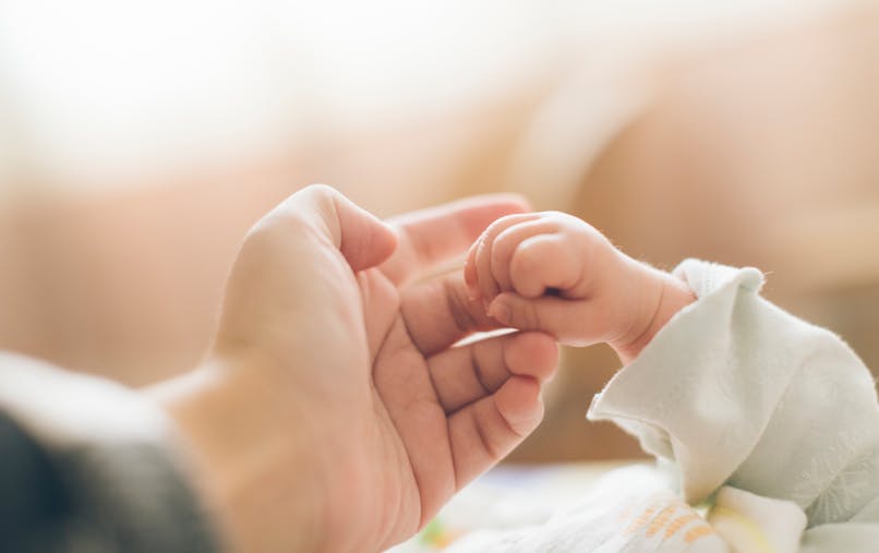 Un Bebe Porte Pour La Premiere Fois Par Ses Deux Meres Au Cours De La Grossesse Parents Fr Un Bebe Porte Pour La Premiere Fois Par Ses Deux Meres Au Cours De La Grossesse Parents Fr