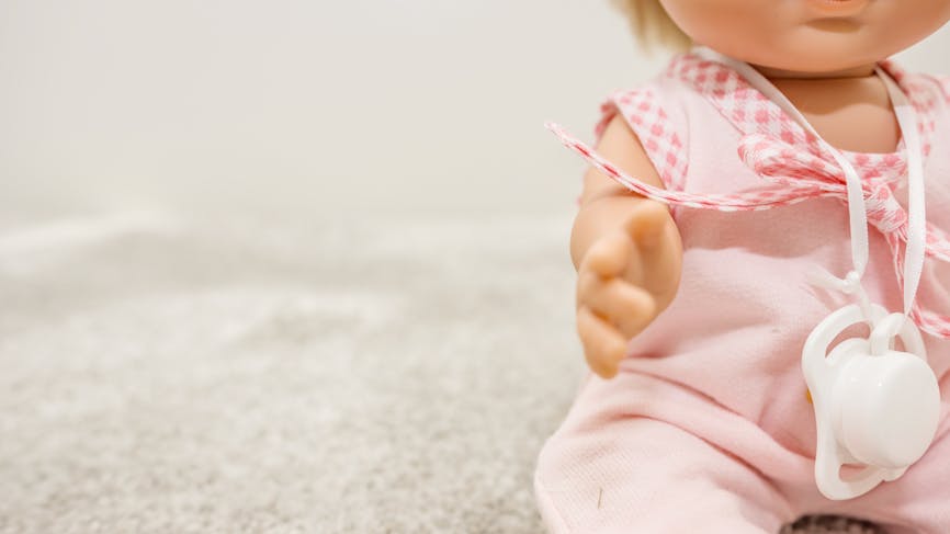 Poupons et jeu en bois : deux produits rappelés du fait d’un risque d’asphyxie pour le bébé